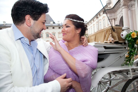 La soprano russe Anna Netrebko a fêté ses fiançailles avec le ténor azerbaïdjanais Yusif Eyvazov, en présence de son fils Tiago (5 ans), le 19 août 2014 à Salzbourg, en marge de sa participation au Festival dans le rôle de Leonora pour Il Trovatore de Verdi, avec Placido Domingo.