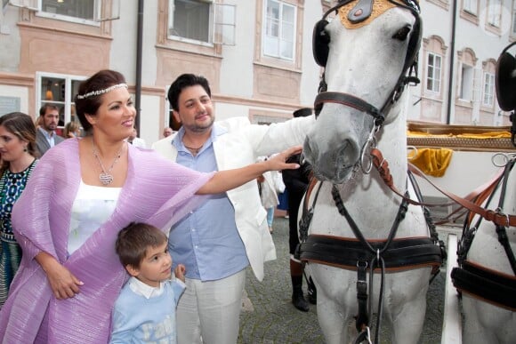 La soprano russe Anna Netrebko a fêté ses fiançailles avec le ténor azerbaïdjanais Yusif Eyvazov, en présence de son fils Tiago (5 ans), le 19 août 2014 à Salzbourg, en marge de sa participation au Festival dans le rôle de Leonora pour Il Trovatore de Verdi, avec Placido Domingo.