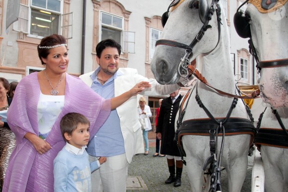 La soprano russe Anna Netrebko a fêté ses fiançailles avec le ténor azerbaïdjanais Yusif Eyvazov, en présence de son fils Tiago (5 ans), le 19 août 2014 à Salzbourg, en marge de sa participation au Festival dans le rôle de Leonora pour Il Trovatore de Verdi, avec Placido Domingo.