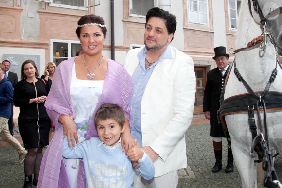 La soprano russe Anna Netrebko a fêté ses fiançailles avec le ténor azerbaïdjanais Yusif Eyvazov, en présence de son fils Tiago (5 ans), le 19 août 2014 à Salzbourg, en marge de sa participation au Festival dans le rôle de Leonora pour Il Trovatore de Verdi, avec Placido Domingo.
