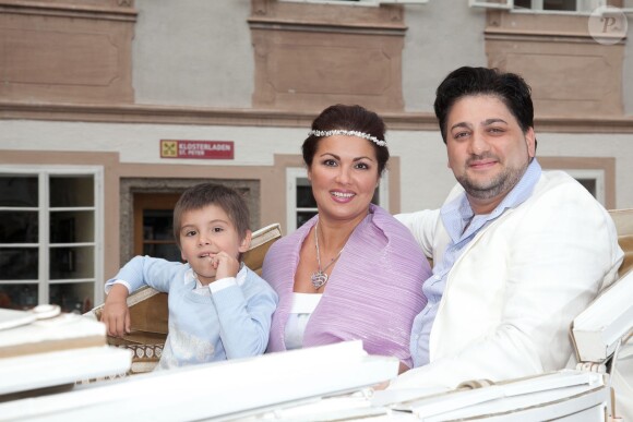 La soprano russe Anna Netrebko a fêté ses fiançailles avec le ténor azerbaïdjanais Yusif Eyvazov, en présence de son fils Tiago (5 ans), le 19 août 2014 à Salzbourg, en marge de sa participation au Festival dans le rôle de Leonora pour Il Trovatore de Verdi, avec Placido Domingo.