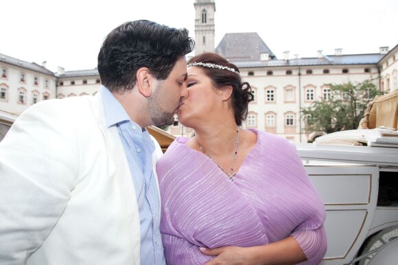 La soprano russe Anna Netrebko a fêté ses fiançailles avec le ténor azerbaïdjanais Yusif Eyvazov, en présence de son fils Tiago (5 ans), le 19 août 2014 à Salzbourg, en marge de sa participation au Festival dans le rôle de Leonora pour Il Trovatore de Verdi, avec Placido Domingo.