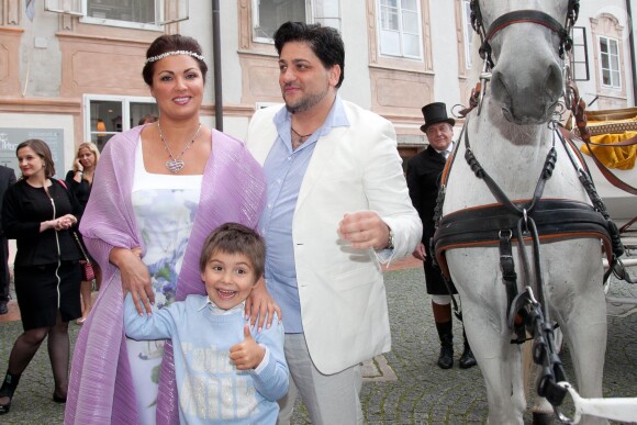 La soprano russe Anna Netrebko a fêté ses fiançailles avec le ténor azerbaïdjanais Yusif Eyvazov, en présence de son fils Tiago (5 ans), le 19 août 2014 à Salzbourg, en marge de sa participation au Festival dans le rôle de Leonora pour Il Trovatore de Verdi, avec Placido Domingo.