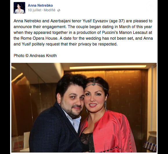 Le message d'annonce des fiançailles. La soprano russe Anna Netrebko a fêté ses fiançailles avec le ténor azerbaïdjanais Yusif Eyvazov, en présence de son fils Tiago (5 ans), le 19 août 2014 à Salzbourg, en marge de sa participation au Festival dans le rôle de Leonora pour Il Trovatore de Verdi, avec Placido Domingo.