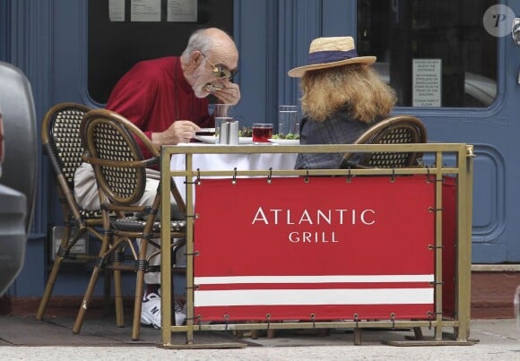 Sean Connery et sa femme Micheline Roquebrune se promenant à New York le 20 août 2014 : ils déjeunent au Atlantic Grill