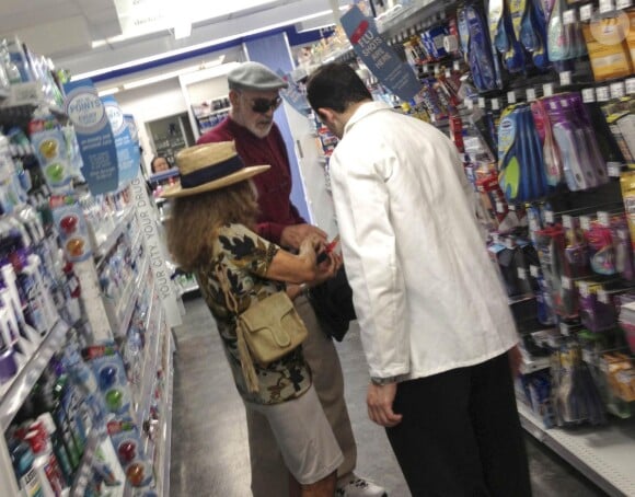Sean Connery et sa femme Micheline Roquebrune se promenant à New York le 20 août 2014 : petit passage rapide à la pharmacie
