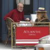 Sean Connery et sa femme Micheline Roquebrune se promenant à New York le 20 août 2014 : ils savourent un déjeuner chez Atlantic Grill