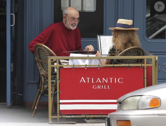 Sean Connery et sa femme Micheline Roquebrune se promenant à New York le 20 août 2014 : ils savourent un déjeuner chez Atlantic Grill