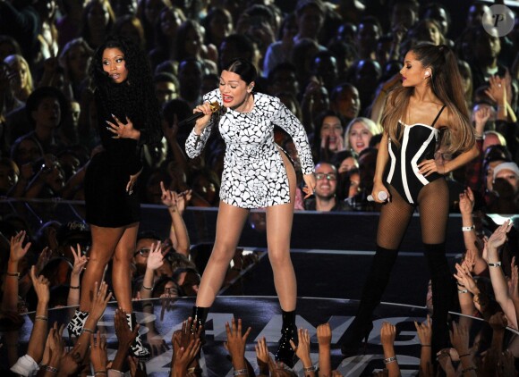 Nicki Minaj, Jessie J et Ariana Grande interprètent Bang Bang lors des MTV Video Music Awards 2014 au Forum. Inglewood, Los Angeles, le 24 août 2014.