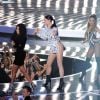 Nicki Minaj, Jessie J et Ariana Grande interprètent Bang Bang lors des MTV Video Music Awards 2014 au Forum. Inglewood, Los Angeles, le 24 août 2014.