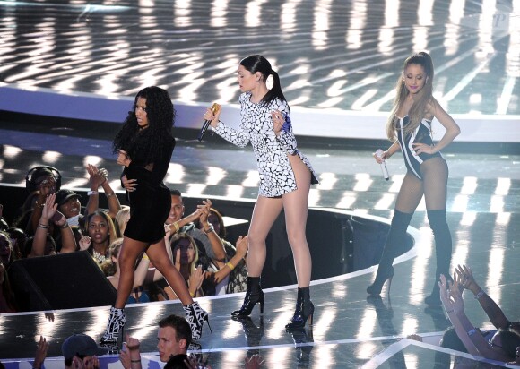 Nicki Minaj, Jessie J et Ariana Grande interprètent Bang Bang lors des MTV Video Music Awards 2014 au Forum. Inglewood, Los Angeles, le 24 août 2014.