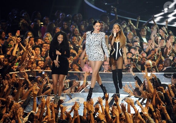 Nicki Minaj, Jessie J et Ariana Grande interprètent Bang Bang lors des MTV Video Music Awards 2014 au Forum. Inglewood, Los Angeles, le 24 août 2014.
