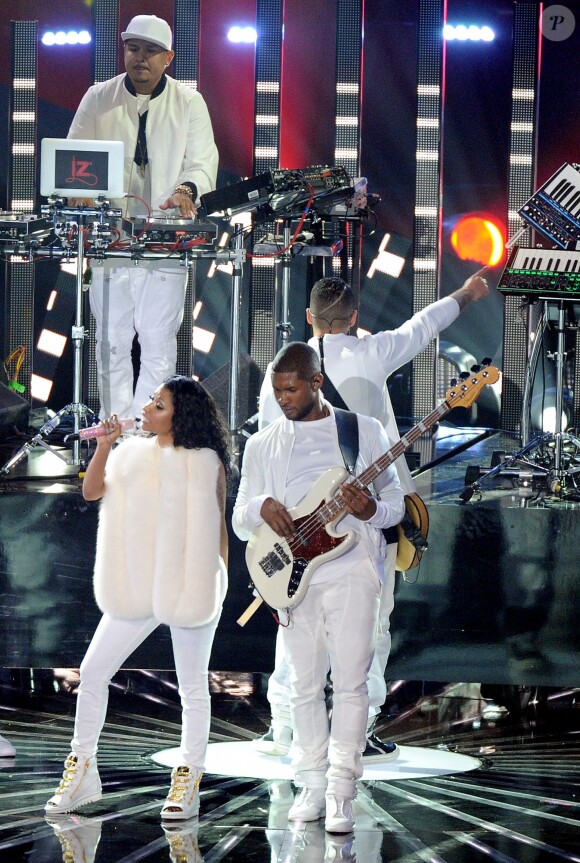 Nicki Minaj et Usher interprètent She came to give it to you lors des MTV Video Music Awards 2014 au Forum. Inglewood, Los Angeles, le 24 août 2014.