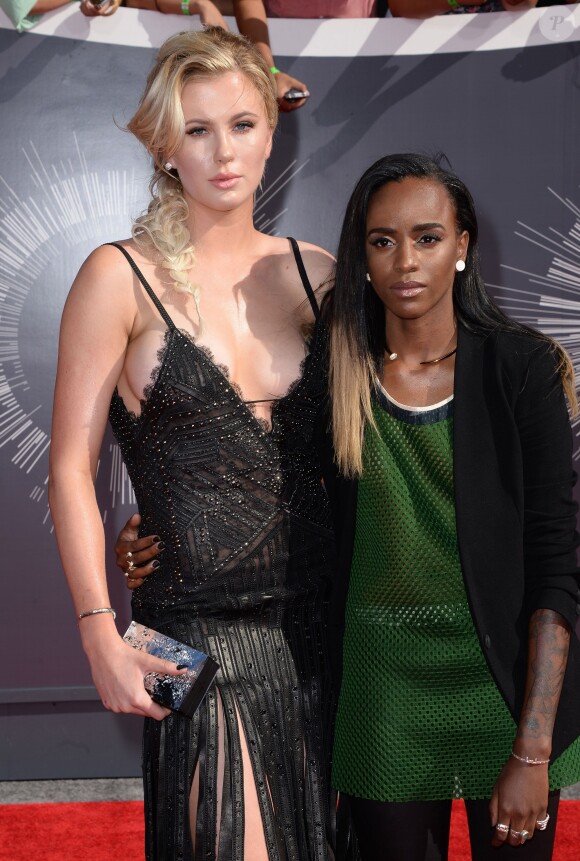 Ireland Baldwin et sa compagne, la rappeuse Angel Haze sur le tapis rouge des MTV Video Music Awards à Los Angeles, le 24 août 2014.