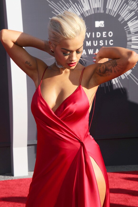 Rita Ora assiste aux MTV Video Music Awards 2014. Inglewood, le 24 août 2014.