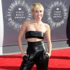 Miley Cyrus assiste aux MTV Video Music Awards 2014, habillée d'un ensemble top bandeau et pantalon en cuir Alexandre Vauthier. Inglewood, le 24 août 2014.