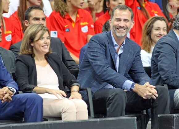 Felipe VI d'Espagne assiste avec Soraya Saenz de Santamaria le 25 août 2014 à la victoire écrasante de l'équipe d'Espagne de basket contre l'Argentine, 86 à 53, au Palais des Sports de Madrid en match amical de préparation à la Coupe du monde 2014.