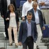 Le roi Felipe VI d'Espagne arrive, suivi de la porte-parole du gouvernement Soraya Saenz de Santamaria, au Palais des Sports de Madrid le 25 août 2014 pour voir la victoire écrasante de l'équipe d'Espagne de basket contre l'Argentine, 86 à 53, en match amical de préparation à la Coupe du monde 2014.