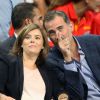 Le roi Felipe VI d'Espagne assiste avec Soraya Saenz de Santamaria le 25 août 2014 à la victoire écrasante de l'équipe d'Espagne de basket contre l'Argentine, 86 à 53, au Palais des Sports de Madrid en match amical de préparation à la Coupe du monde 2014.