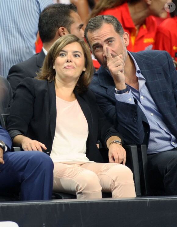 Le roi Felipe VI d'Espagne assiste avec Soraya Saenz de Santamaria le 25 août 2014 à la victoire écrasante de l'équipe d'Espagne de basket contre l'Argentine, 86 à 53, au Palais des Sports de Madrid en match amical de préparation à la Coupe du monde 2014.