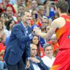 Felipe VI d'Espagne et Pau Gasol se saluent chaleureusement. Le souverain a assisté le 25 août 2014 à la victoire écrasante de l'équipe d'Espagne de basket contre l'Argentine, 86 à 53, au Palais des Sports de Madrid en match amical de préparation à la Coupe du monde 2014.