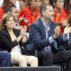 Le roi Felipe VI d'Espagne assiste avec Soraya Saenz de Santamaria le 25 août 2014 à la victoire écrasante de l'équipe d'Espagne de basket contre l'Argentine, 86 à 53, au Palais des Sports de Madrid en match amical de préparation à la Coupe du monde 2014.
