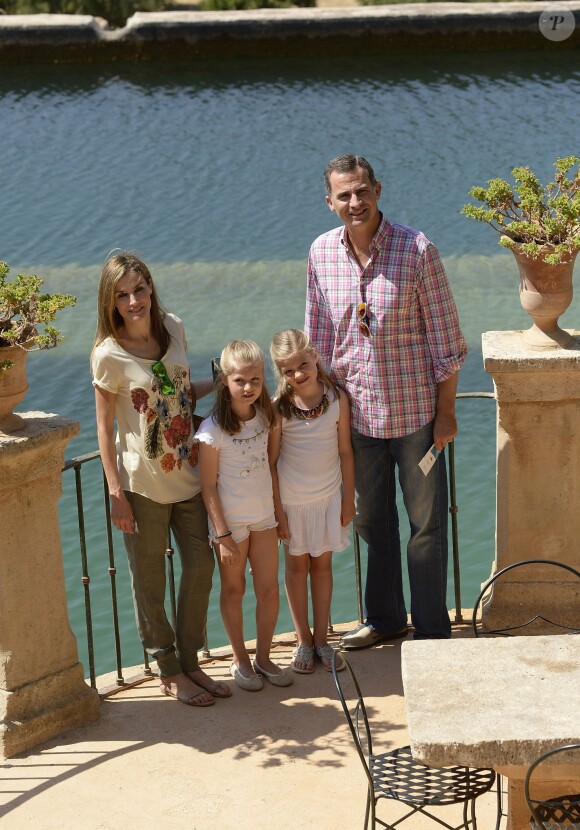 Le roi Felipe VI, la reine Letizia d'Espagne, la princesse Leonor des Asturies et l'infante Sofia à La Raixa, le 11 août 2014 à Majorque