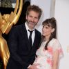 David Benioff (créateur de la série Game of Thrones) et son épouse Amanda Peet , enceinte, lors de la 66e cérémonie annuelle des Emmy Awards au Nokia Theatre à Los Angeles, le 25 août 2014.