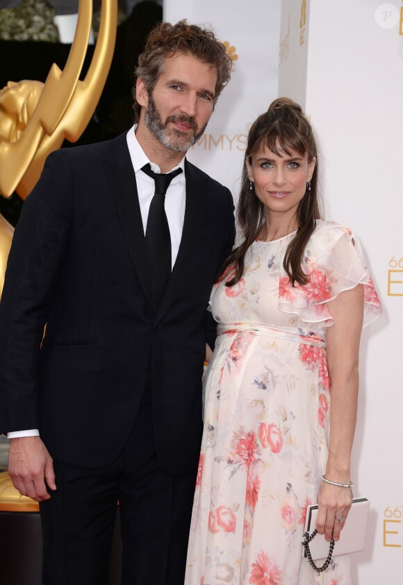 David Benioff (créateur de la série Game of Thrones) et son épouse Amanda Peet , enceinte, lors de la 66e cérémonie annuelle des Emmy Awards au Nokia Theatre à Los Angeles, le 25 août 2014.