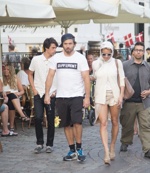 Pamela Anderson, son fils Dylan Jagger Lee, et son mari Rick Salomon se promènent sur le port de Copenhague, le 29 juillet 2014
