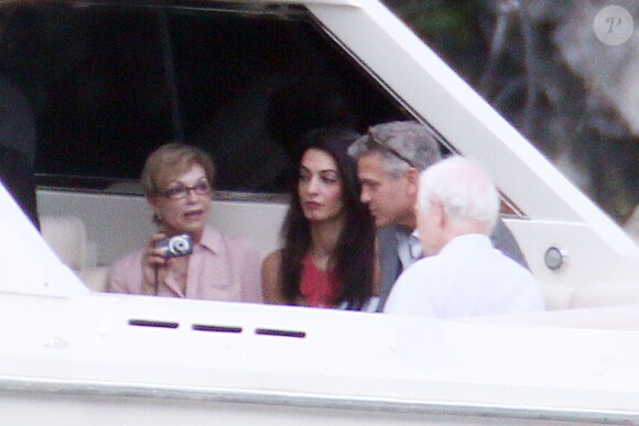 George Clooney sur le Lac de Côme avec Amal et ses parents le 5 juillet 2014.