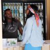 Kelly Rowland, enceinte, achète deux bouteilles de jus chez Pressed Juicery. Beverly Hills. Le 26 août 2014.