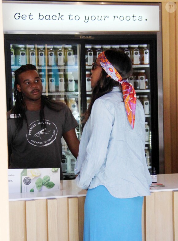Kelly Rowland, enceinte, achète deux bouteilles de jus chez Pressed Juicery. Beverly Hills. Le 26 août 2014.