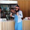 Kelly Rowland, enceinte, achète deux bouteilles de jus chez Pressed Juicery à Beverly Hills. Le 26 août 2014.