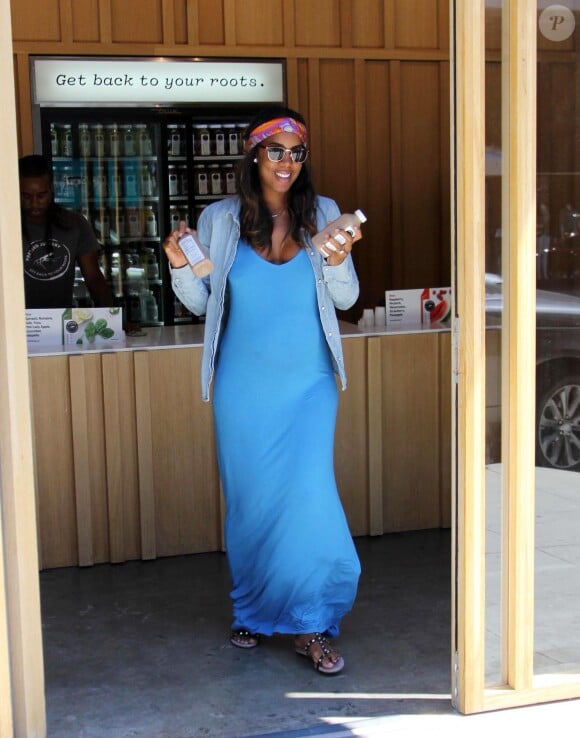 Kelly Rowland, enceinte, achète deux bouteilles de jus chez Pressed Juicery à Beverly Hills. Le 26 août 2014.