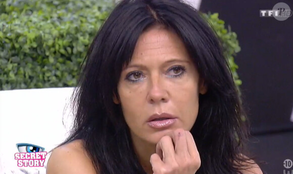 Nathalie perdue après un message de la vraie mère de Vivian - "Secret Story 8" sur TF1. Episode du 29 août 2014.