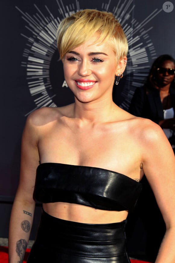 Miley Cyrus arrivant à la cérémonie des MTV Video Music Awards 2014 au Forum à Inglewood, le 24 août 2014. 
