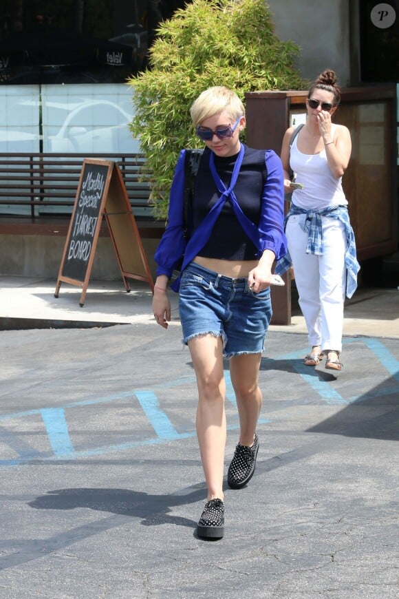 Miley Cyrus à la sortie d'un restaurant Japonais à Studio City, le 25 août 2014.