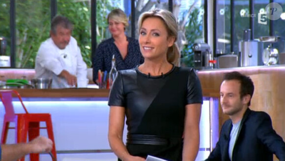 Anne-Sophie Lapix dans une superbe robe en cuir noire dans C à vous sur France 5 le 13 mai 2014