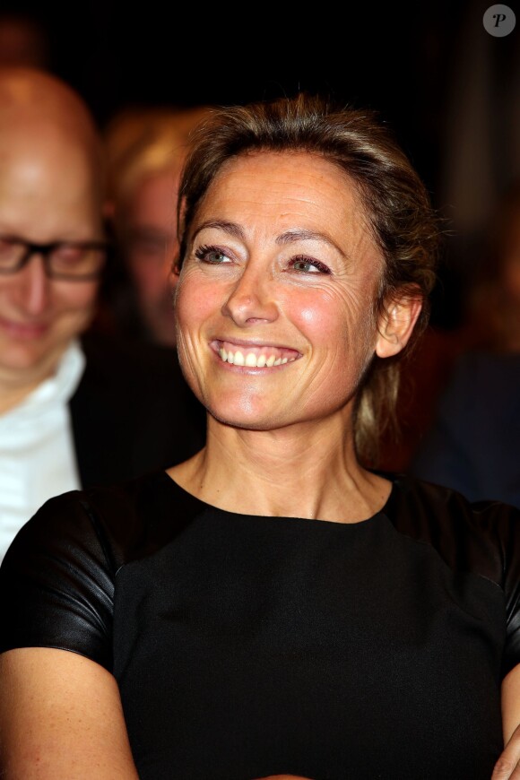 Anne-Sophie Lapix recoit le prix Philippe Caloni du meilleur intervieweur 2012 pour son émission 'Dimanche +' sur Canal +.