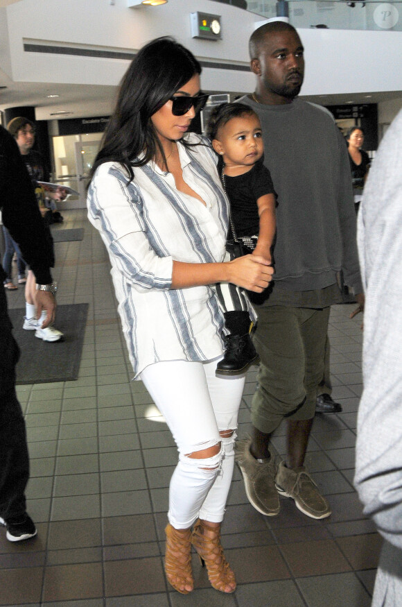 Kim Kardashian, son mari Kanye West et leur fille North prennent un vol à l'aéroport de Los Angeles. Le 1er septembre 2014.