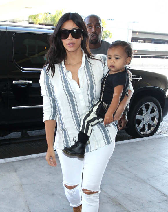 Kim Kardashian, son mari Kanye West et leur fille North prennent un vol à l'aéroport de Los Angeles. Le 1er septembre 2014.