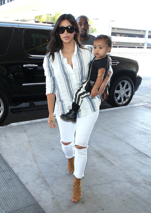 Kim Kardashian, son mari Kanye West et leur fille North prennent un vol à l'aéroport de Los Angeles. Le 1er septembre 2014.