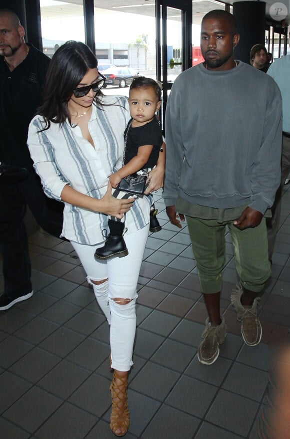 Kim Kardashian, son mari Kanye West et leur craquante fille North à l'aéroport LAX. Los Angeles, le 1er septembre 2014.