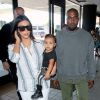 Voyage en famille ! Kim Kardashian, son mari Kanye West et leur fille North prennent un vol à l'aéroport LAX de Los Angeles. Le 1er septembre 2014.