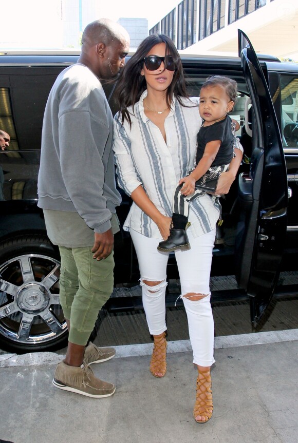 Kim Kardashian, son mari Kanye West et leur fille North prennent un vol à l'aéroport de Los Angeles. Le 1er septembre 2014.