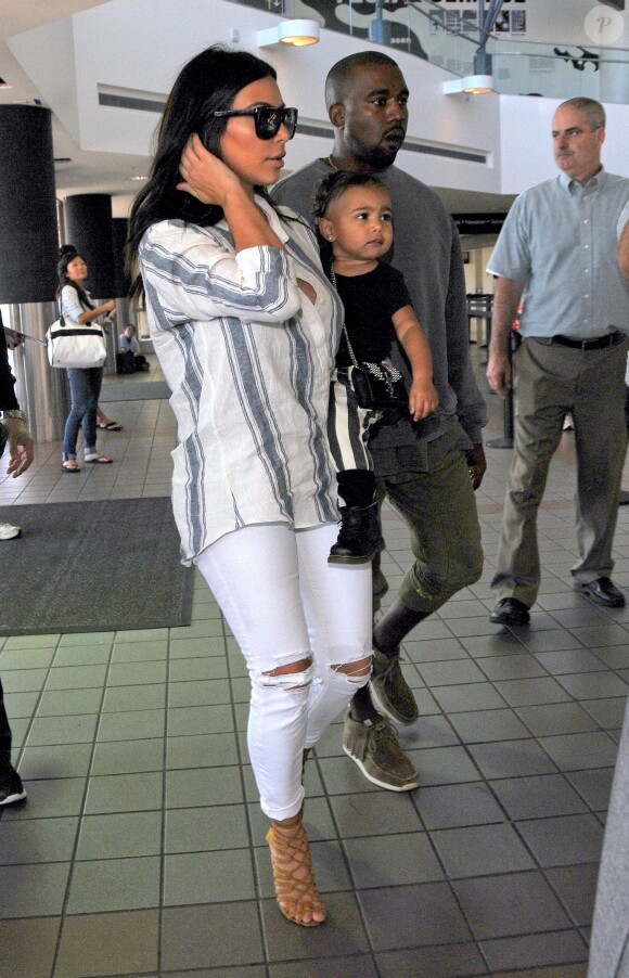 Kim Kardashian, son mari Kanye West et leur fille North prennent un vol à l'aéroport de Los Angeles. Le 1er septembre 2014.