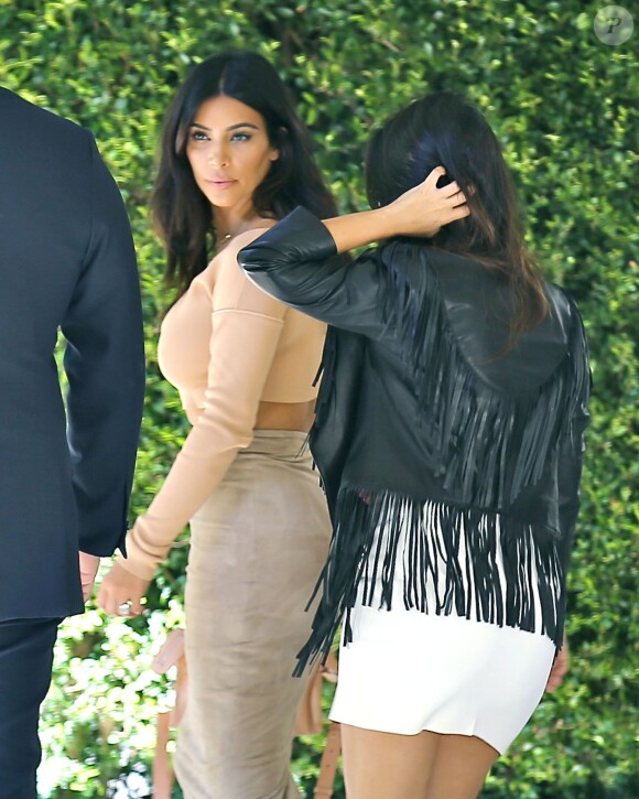 Kim et Kourtney Kardashian arrivent à la baby shower d'Abbey Wilson à Los Angeles, le 1er septembre 2014.