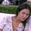 Leila communique avec Jessica grâce à une oreillette - "Secret Story 8" sur TF1. Le 2 septembre 2014.