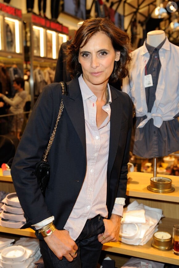 Inès de la Fressange assiste au lancement de sa collection de vêtements pour Uniqlo au magasin Uniqlo situé dans le Marais. Le 3 septembre 2014.